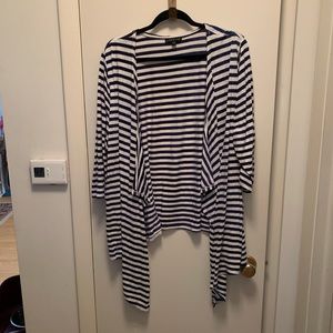 Three-quarter sleeve striped open cardigan.